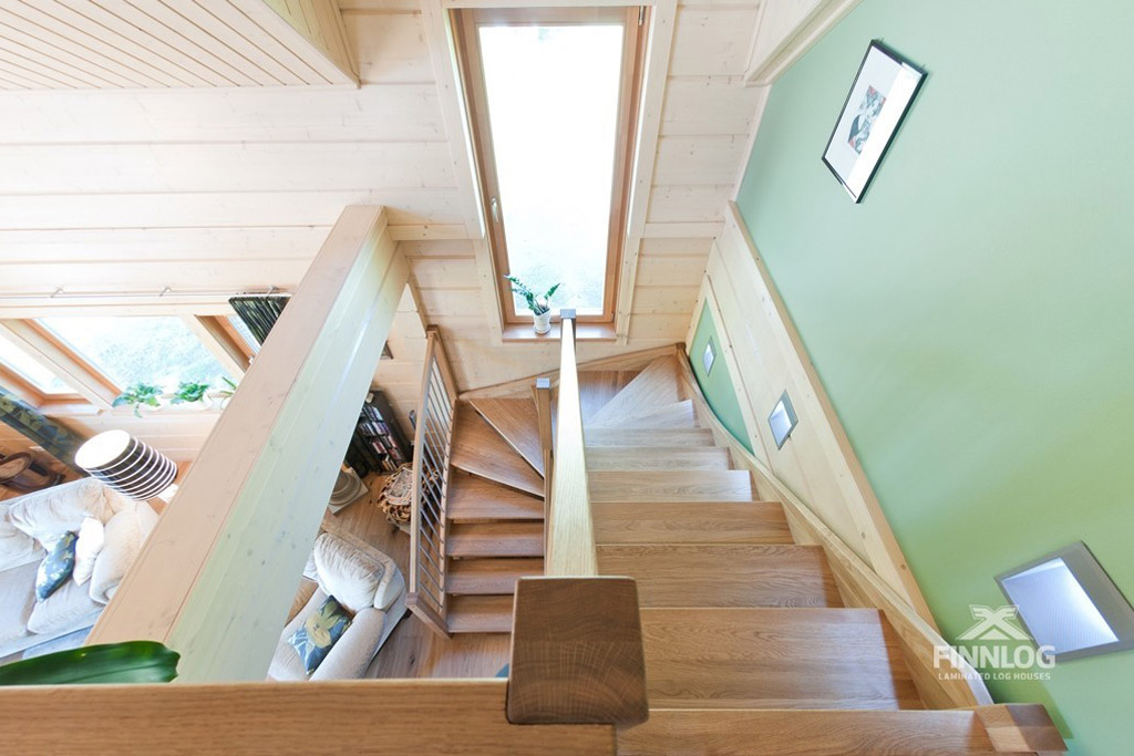 Finnlog Blockhaus Melia mit Holztreppe zum Obergeschoss